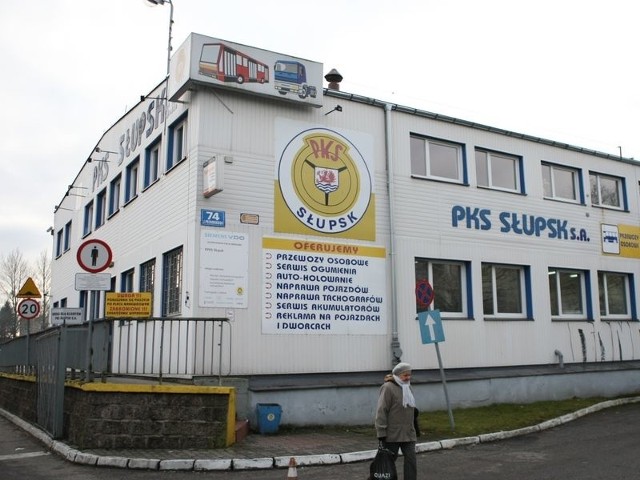 Choć formalna siedziba słupskiego PKS mieści się w Smołdzinie, praktycznie firma funkcjonuje przy ul. Piłsudskiego w Słupsku. 
