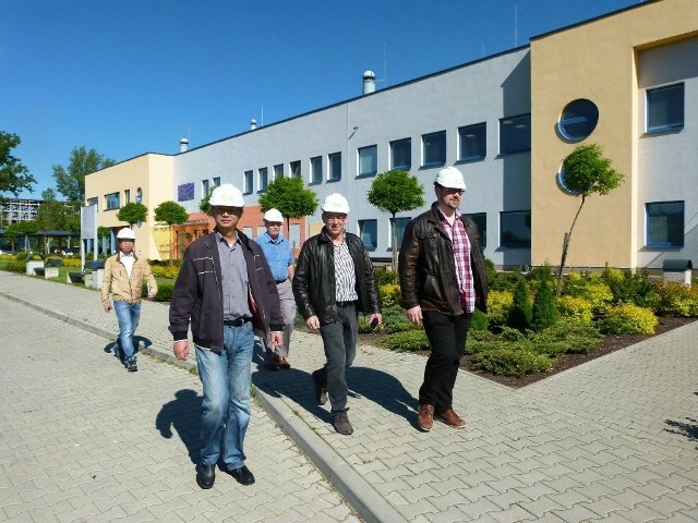 Zagraniczna delegacja przed budynkiem administracji oczyszczalni ścieków w Sitkówce.