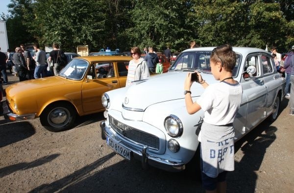 Zlot zabytkowych samochodów Kuźni Wodnej przyciągnął wielu...