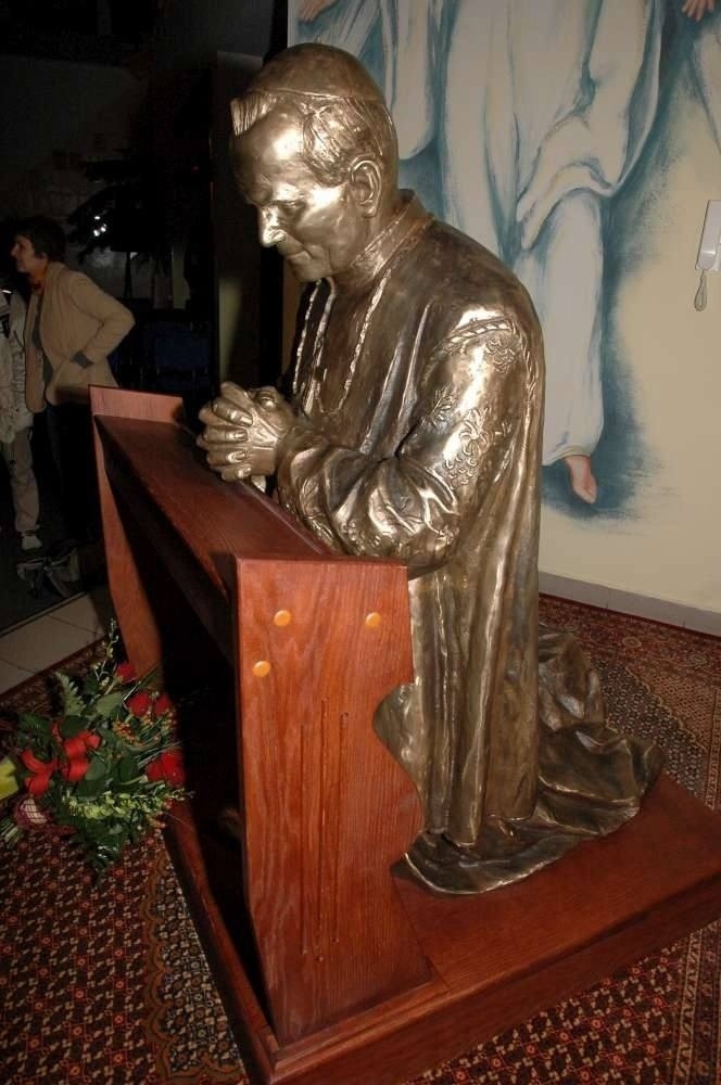 Pomniki Jana Pawła II: Kto powinien dbać o ich jakość?