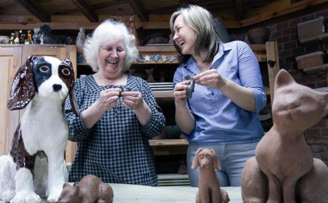 Pani Janka i pani Hanka &#8211; z zawodu pedagożki, z zamiłowania &#8211; rękodzielniczki zakochane w ceramice. 