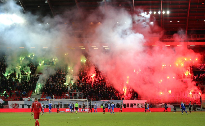 GKS Tychy - Ruch Chorzów: Zadyma na meczu. Race, petardy hukowe i wyrwane krzesełka. Mecz musiał zostać przerwany WIDEO+ZDJĘCIA