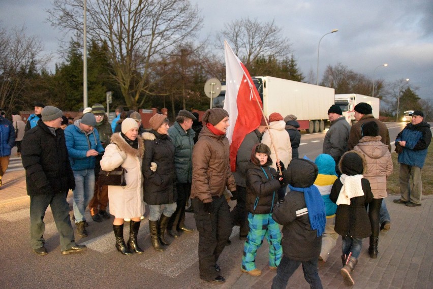 Mieszkańcy Grabówki protestują na rondzie po tym, jak...
