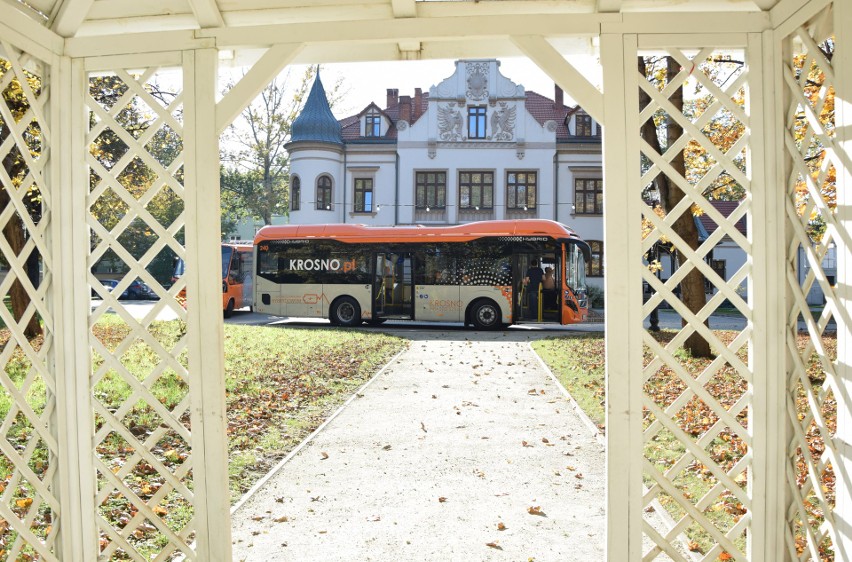 Komunikacja miejska w Krośnie ma nowe autobusy. 13 niskoemisyjnych pojazdów dostarczyły firmy Volvo i MMI [ZDJĘCIA]