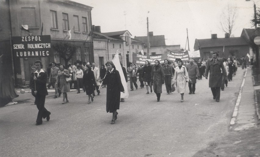 Rok 1974. Pierwszomajowy pochód w Marysinie. Na czele...