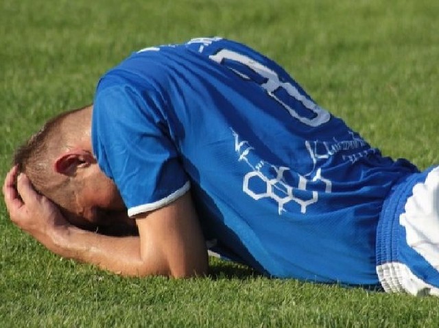 Rozpacz napastnika MKS-u Arkadiusza Półchłopka po przegranej przed tygodniem z Sandecją Nowy Sącz 0-4.