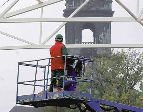 Najważniejsza oświatowa inwestycja - budowa hali sportowej przy Zespole Szkół Ponadgimnazjalnych w Krośnie - zakończy się w lipcu przyszłego roku  (fot. Mariusz Kapała)