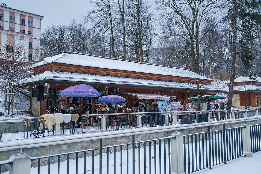 Krynica pełna śniegu i turystów                