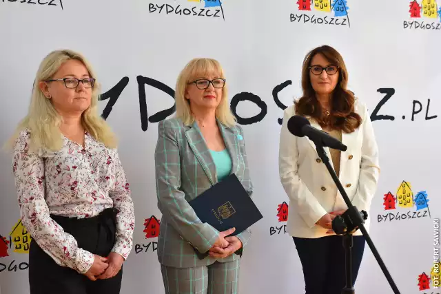 W Bydgoszczy od 2 czerwca obradowała Komisja Unii Metropolii Polskich ds. Edukacji. Na zdjęciu jej przedstawicielki (od lewej): Anna Domańska - dyrektor Wydziału Edukacji Urzędu Miasta Krakowa, Iwona Waszkiewicz - zastępca prezydenta Bydgoszczy i przewodnicząca Komisji UMP ds. Edukacji oraz Renata Kaznowska - zastępca prezydenta Warszawy.