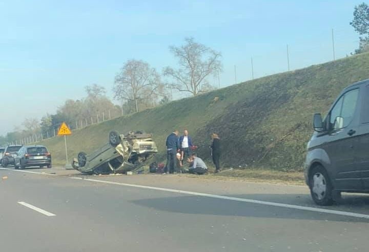 Rutki Nowiny. Wypadek na S8. Hyundai dachował na ekspresówce (zdjęcia)