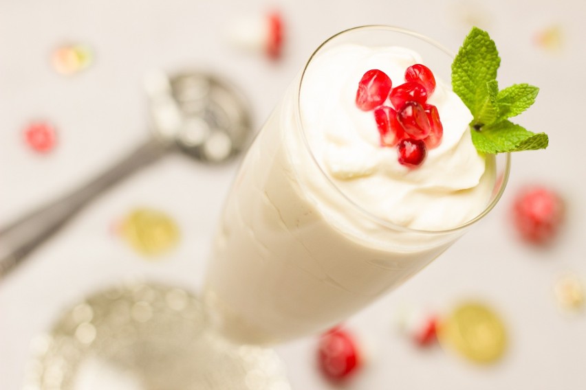 Jogurt grecki zawiera prawie dwa razy więcej białka niż...