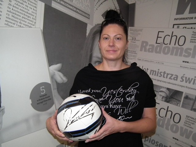 - W środę otrzymaliśmy od anonimowego darczyńcy piłkę z autografem Roberta Lewandowskiego- pokazuje Katarzyna Gac, jedna z organizatorek. - Dziękujemy i zachęcamy do licytacji.
