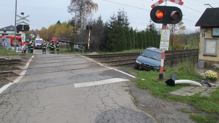 Jawiszowice. Auto utknęło na torowisku, a pociąg nadjeżdżał