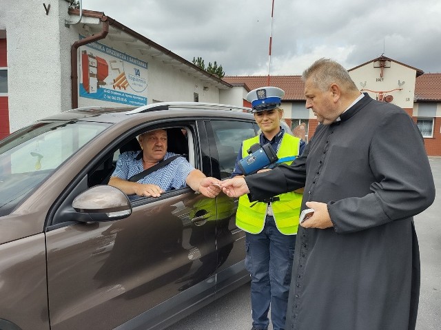 Policjanci z Komendy Powiatowej Policji w Słupcy wspólnie z księżmi, prowadzili działania „Ze św. Krzysztofem na drodze”.