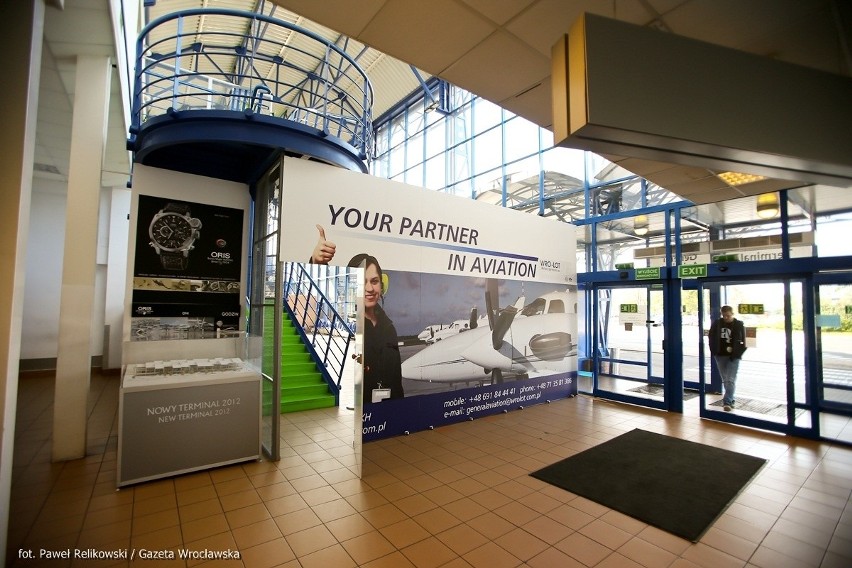 Wrocław: Stary terminal lotniska wciąż działa. Tylko dla bogatych (ZDJĘCIA)