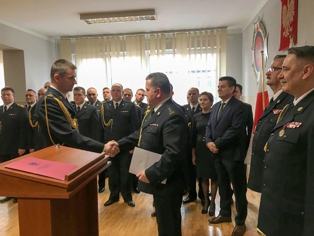 Młodszy brygadier Paweł Sokół (z lewej) odbiera nominację na stanowisko w Szydłowcu od starszego brygadiera Bogdana Łasicy, szefa mazowieckich strażaków.