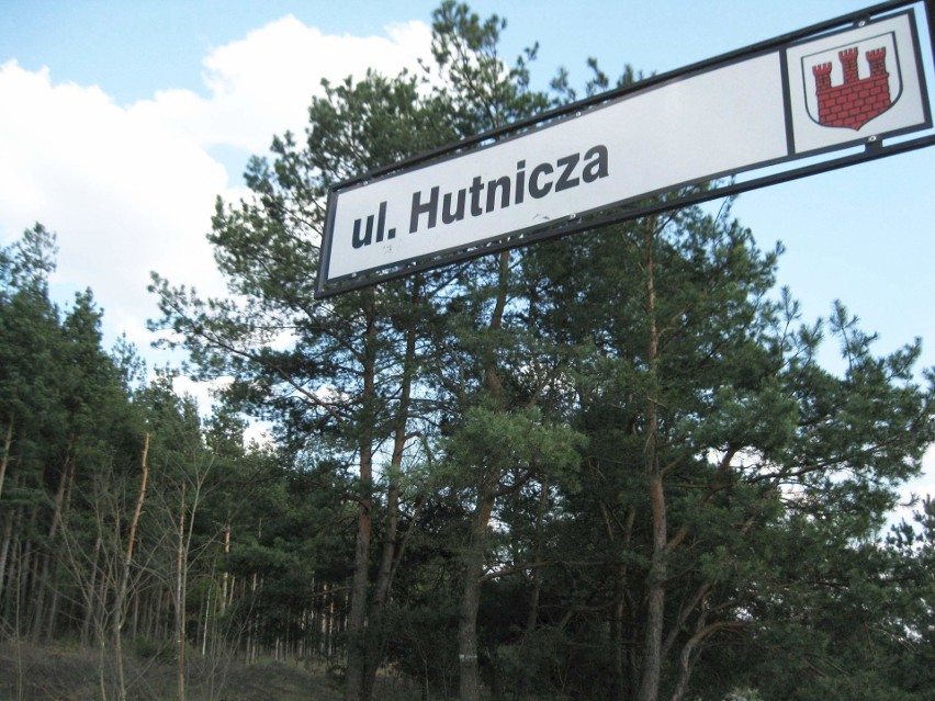 Częściowo prowadząca przez las wąchocka ulica Hutnicza może...