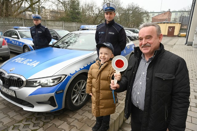 Pan Krzysztof ze swoim pięcioletnim wnuczkiem Kacperkiem chwilę przed wyjazdem na drogę z policyjną grupą Speed.