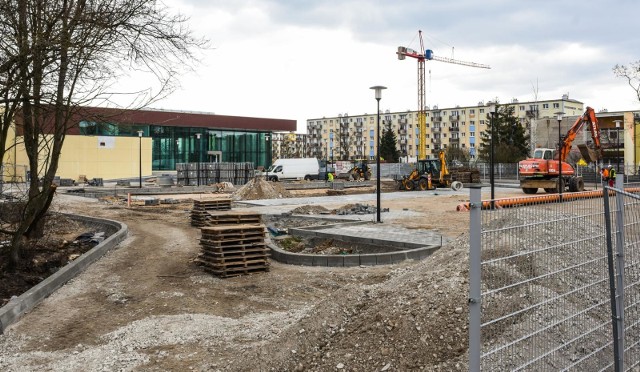 Basen przy ulicy Szarych Szeregów na Kapuściskach, według obecnych szacunków ratusza, ma być otwarty na przełomie czerwca i lipca. To już pół roku po zakładanym pierwotnie terminie. Początkowo zakładano bowiem, że basen przy Zespole Szkół Ogólnokształcących nr 5 na bydgoskich Kapuściskach będzie gotowy z końcem 2018 roku. Tak się jednak nie stało, a kolejny podawany termin to koniec stycznia tego roku. Również tego nie udało się utrzymać, pojawiła się za to informacja, że otwarcia można spodziewać się na przełomie marca i kwietnia. Co z basenem na Kapuściskach w Bydgoszczy? Czytaj na kolejnych slajdach >>>Zmiany w rozliczeniach PIT. Będzie prościej!