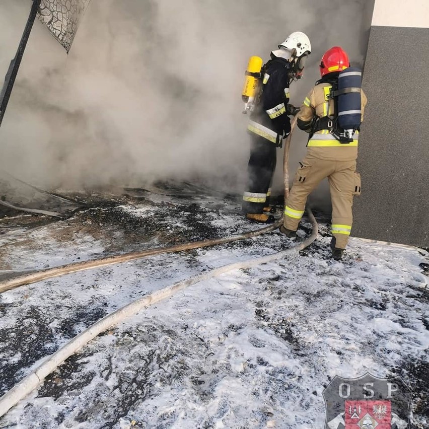 Podłęże w pow. chrzanowskim. Trzy samochody spłonęły w warsztacie mechanicznym. Pożar zaczął się od iskry ze spawarki