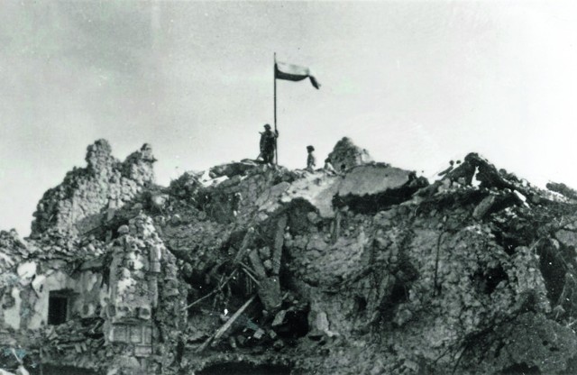 Polska flaga na ruinach klasztoru Monte Cassino