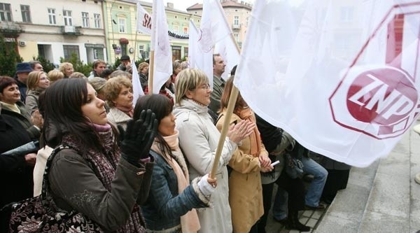 700 pedagogów z Podkarpacia protestowalo dzisiaj w...