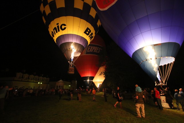 Nocne pokazy „Światło i Dźwięk”, podczas których kolorowe balony nie wzbijają się do lotu, ale są podświetlone ogniem z palników, tworzą widowisko wyjątkowej urody