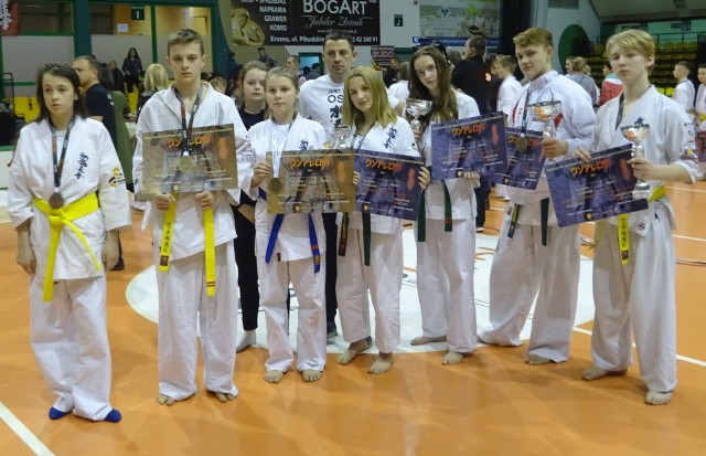 Reprezentacja Koneckiego Klubu Karate Kyokushin po zakończeniu makroregionalnych zmagań w Krośnie.