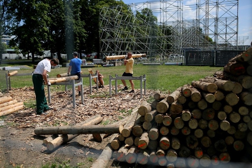 Na Błoniach stawiane jest metalowe rusztowanie pod...