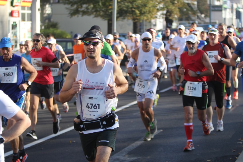 Zdjęcia z maratonu w Poznaniu 2018 - biegacze na pierwszym...