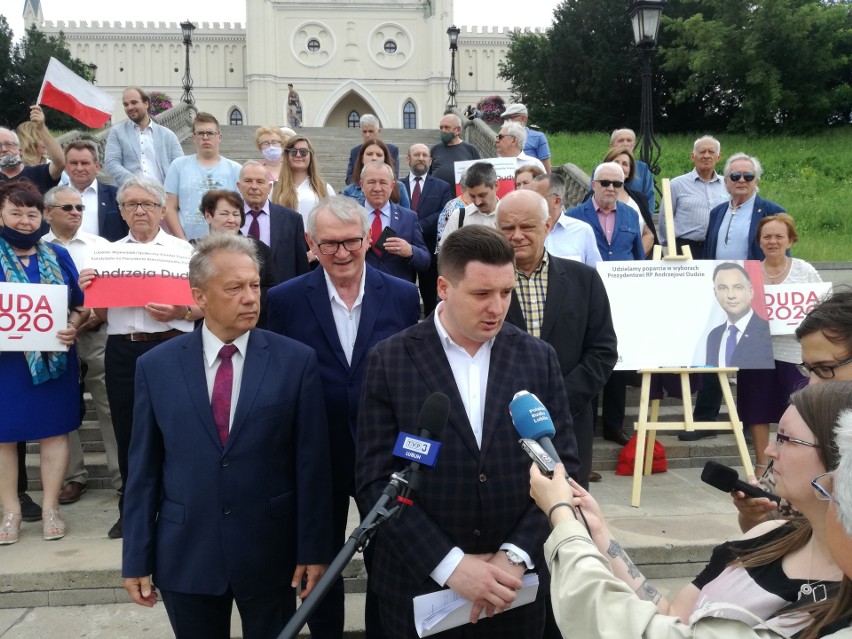 Oddają swój głos na Andrzeja Dudę. Wiec poparcia na placu Zamkowym