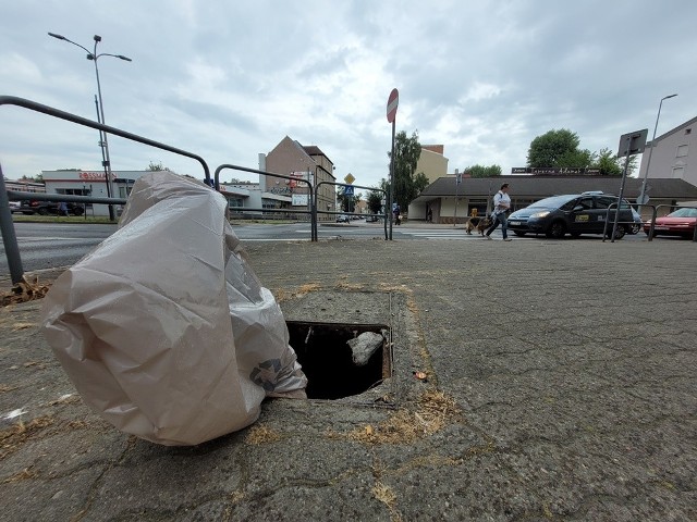 Duża dziura w chodniku przy pl. Dąbrowskiego w Słupsku.