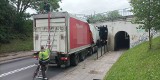 Po raz kolejny samochód ciężarowy utknął pod wiaduktem przy ul. Szczecińskiej w Koszalinie [ZDJĘCIA]