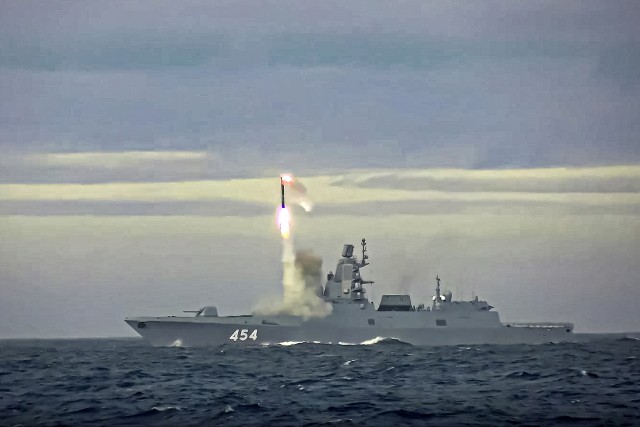 Jedną z opcji ma być pocisk wystrzeliwany z okrętu (na zdj. wystrzelenie rosyjskiego pocisku Cyrkon)