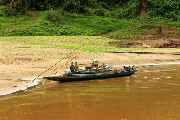 Mali rybacy z wioski Pak Beng.