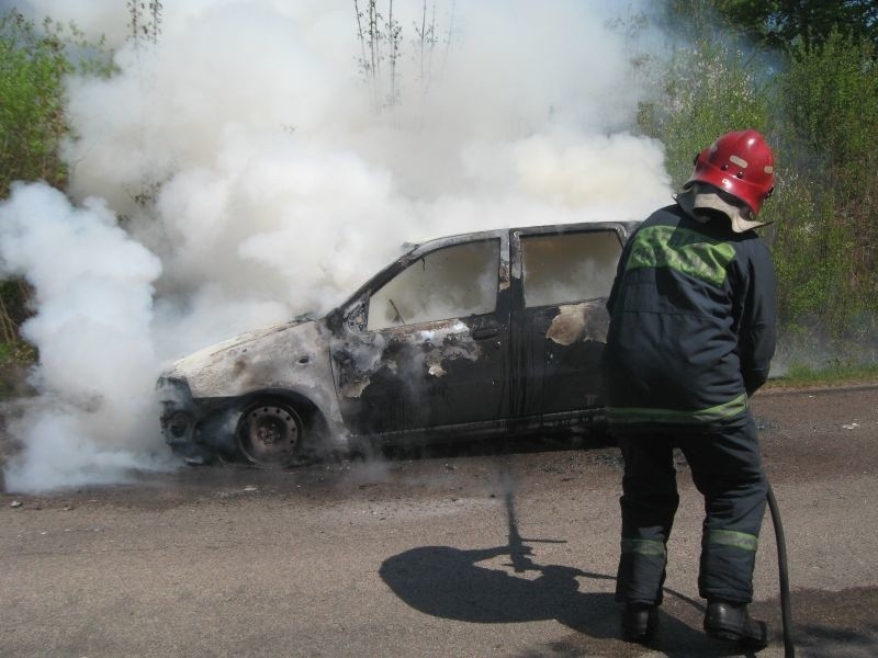 Samochód stanął w ogniu! Kierowca cudem ocalał (zdjęcia)