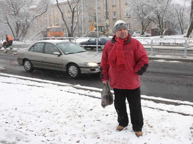 - To skandal, że zlikwidowano to przejście. Ja sobie poradzę, ale mam starszą matkę, a po drugiej stronie ulicy jest przychodnia i apteka. Starszych ludzi na Obozisku mieszka sporo &#8211; mówi pan Grzegorz z Oboziska.