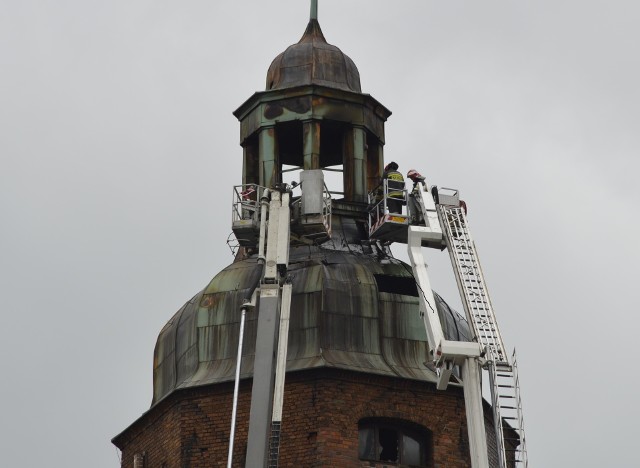 Niedziela, 2 lipca, samo południe. Dymu z katedralnej wieży w Gorzowie już nie ma, ale ogień cały czas może się tlić - dlatego strażacy nie kończą akcji.