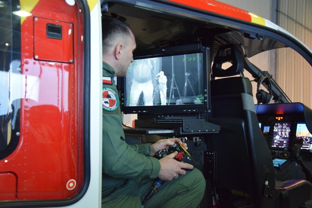 Śmigłowiec EC135 P3H wyposażony jest w nowoczesne wyposażenie pilotażowo-nawigacyjne, system obserwacji lotniczej, reflektor szperacz i specjalistyczne stanowisko dla operatorów systemów pokładowych. Dzisiaj odbyła się jego prezentacja dla mediów. Za kilka lub kilkanaście dni trafi do regularnej służby.