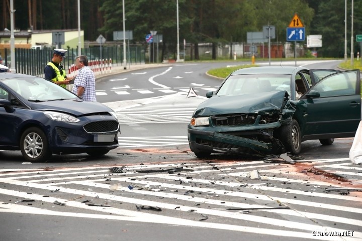 Wypadek przy Zajeździe "Sezam" w Stalowej Woli. W zderzeniu dwóch volkswagenów dwie osoby zostały ranne (ZDJĘCIA)