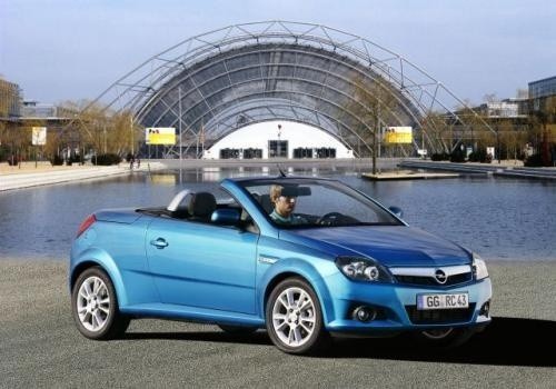 Fot. Opel: Opel Tigra Twin Top ma nowoczesną linię nadwozia,...