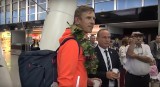 Huczne powitanie Macieja Bodnara na lotnisku we Wrocławiu (FILM)