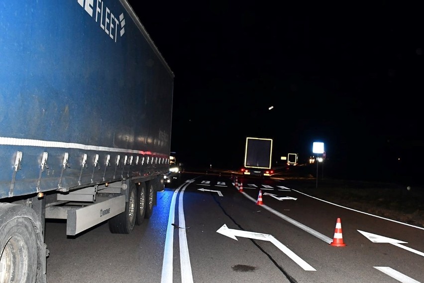 Wypadek na DW677 w Sulęcinie Włościańskim z udziałem samochodu ciężarowego i pieszego. Mężczyzna zginął na miejscu. 2.12.2021