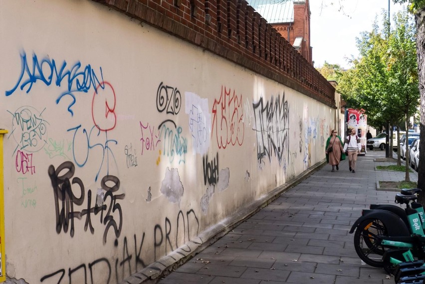 Graffiti pokrywa coraz więcej budynków w Krakowie. Tylko w 2023 roku na jego usuwanie MPO przeznaczyło 142 tys. złotych