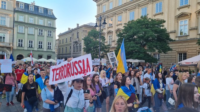 Na Rynku Głównym przeciwko wojnie na Ukrainie i rosyjskiej agresji protestowały setki osób.