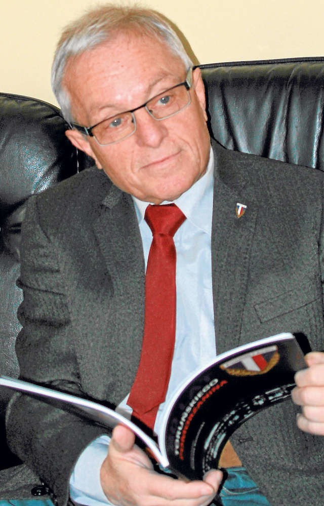 Andrzej Kamiński z opracowanym przez siebie albumem