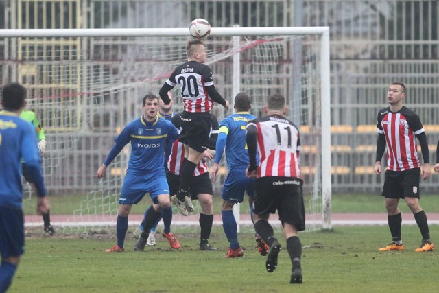 Na zakończenie rundy jesiennej 3 ligi piłkarze Resovii ulegli na własnym stadionie Podhalu Nowy Targ 0:1. Mimo tej porażki kończą jesień jako nasz najwyżej sklasyfikowany zespół w 3 lidze.Resovia - Podhale Nowy Targ 0:1 (0:1)Bramka: 0:1 Przybylski 10.   Resovia: Pietryka 5 – Kmiotek 5, Pawlak 5, Makowski 5, Kowal 5 – Ogrodnik 6 (84 Bieniasz), Lorenc 5 (80 Feret), Kwiek 4 żżcz[66], Buczek ż 5, Pyrdek 5 (62 Adamski 4) – Pałys-Rydzik 4 (55 Hass ż 4).  Trener Szymon Grabowski.Podhale: Gorzelański – Bedronka ż, Mikołajczyk, Lewiński, Drobnak ż – Przemyk (87 Buć – 90+4 Bałos), Ligienza ż, Nawrot, Świerzbiński (87 Komorek), Przybylski (70 Dziedzic) – Pląskowski. Trener Janusz Niedźwiedź. Sędziował Łaszkiewicz (Zamość). Widzów 300. Goście, którzy ostatnio są w formie, otwarcie zapowiadali przed meczem, że do Rzeszowa przyjechali po trzy punkty. Jak się okazało, nie rzucali słów na wiatr.    W pierwszej części „Górale” w ofensywie byli bardziej konkretni od Resovii. Przy każdej możliwej okazji, nawet z bardzo daleka strzelali na bramkę. Na śliskiej, grząskiej murawie ta taktyka miała sens. Wprawdzie większość strzałów obronił Marcin Pietryka lub też były one niecelne, ale w 10. minucie mający dużo swobody Marcin Przybylski precyzyjnie przymierzył z około 20 metrów i po chwili utonął w objęciach kolegów. Wkrótce później Podhale znowu zaatakowało. Tym razem z bliska uderzył Michał Bedronka, a piłkę sprzed bramki wybili obrońcy z Rzeszowa.  Całkiem inny scenariusz tego meczu już w 4. minucie mógł „napisać” Michał Ogrodnik. Zmarnował jednak dogodną sytuację. – Po tym jak straciliśmy gola, w naszych poczynaniach było dużo nerwowości. Chłopcy na pewno chcieli, może aż za bardzo i chyba to było powodem tak wielu nieprzemyślanych zagrań – ocenił trener Szymon Grabowski.  W drugiej połowie resoviacy spisywali się nieco lepiej niż w pierwszej. Żwawiej poruszali się po boisku i mieli parę szans na gola, z tym że nie były to „setki”. Od 66. minuty zadanie mieli o tyle utrudnione, że musieli radzić sobie w dziesiątkę. Drugą żółtą, a w konsekwencji czerwoną kartką został bowiem ukarany Dawid Kwiek.  Nowotarżanie w tej fazie pojedynku przede wszystkim pilnowali dostępu do własnej bramki. Jedynie wprowadzony do gry Sebastian Dziedzic, do niedawna zawodnik Resovii, postraszył Pietrykę. W końcówce przyjezdni grali na czas, „kradli” cenne minuty, wybijając  gospodarzy z uderzenia. Rzeszowianie  walczyli; na bramkę Podhala strzelali (niecelnie) Ogrodnik i Buczek. Ten pierwszy w 82. min padł jak długi w polu karnym – sędzia nie dopatrzył się faulu. – Najnormalniej w świecie jest mi przykro, ale dziękuję drużynie za to, co pokazała w tej rundzie – powiedział Szymon Grabowski.