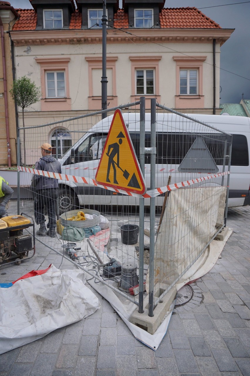 Prace przed Bramą Krakowską w Lublinie. Rozpoczął się montaż rekonstrukcji żeliwnej pompy. Zobacz zdjęcia!