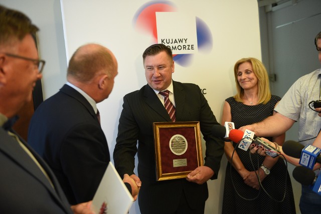 Krzysztof Gorzycki odebrał dziś w  Toruniu, z rąk marszałka Piotra Całbeckiego i wicemarszałka Zbigniewa Ostrowskiego, medal Unitas Durat Palatinatus Cuiaviano-Pomeraniensis