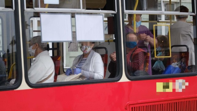 Maseczki ochronne w tramwajach i autobusach są obowiązkowe.